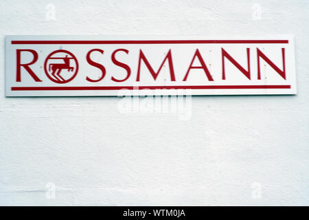 Bad Vilbel, Germania - 08 Settembre 2019: il logo della Rossmann farmacia su una facciata di un department store in Settembre 08, 2019 a Bad Vilbel. Foto Stock