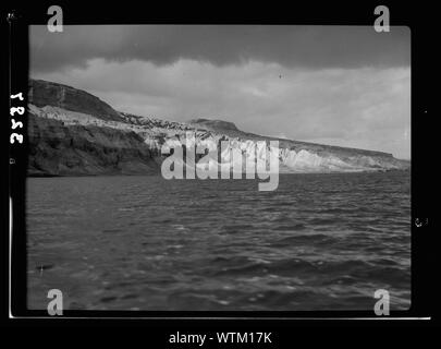 Imbarcazione a motore viaggio intorno al Mar Morto. Gebel Usdum. Versante Nord dal mare Foto Stock