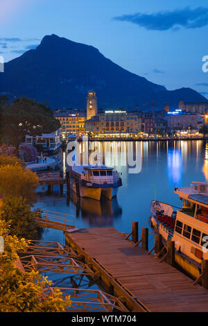 RIVA DEL GARDA, Italia - Giugno 6, 2019: la città da sud con le Alpi di sfondo. Foto Stock