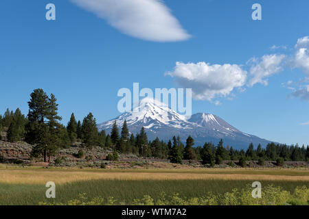 Mount Shasta situato all'estremità meridionale della catena della Cascade in Siskiyou County, California Foto Stock
