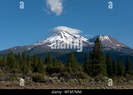Mount Shasta, si trova all'estremità meridionale della catena della Cascade in Siskiyou County, California Foto Stock