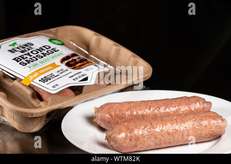 Al di là di impianto di trasformazione della carne in base salsicce in pacchetto di quattro collegamenti Foto Stock