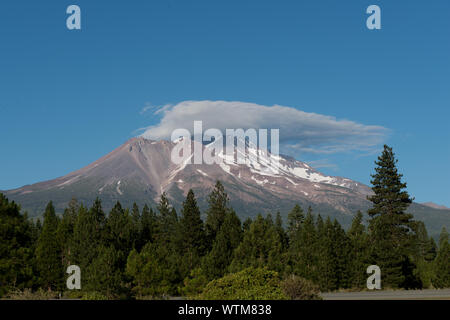 Mount Shasta, si trova all'estremità meridionale della catena della Cascade in Siskiyou County, California Foto Stock