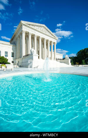 Luminoso vista panoramica del neoclassico ingresso colonnato portico a noi Corte suprema di Washington DC con una fontana in primo piano Foto Stock