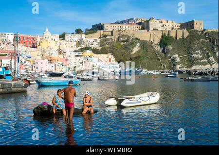 PROCIDA, Italia - 15 ottobre 2017: i residenti locali chat sulla riva del pittoresco borgo collinare di Marina Corricella. Foto Stock