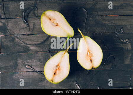 Ancora la vita di pere verde con sfondo viola Foto Stock