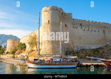 Barche in parte anteriore del castello di Kyrenia (Girne Kalesi), Kyrenia (Girne), Kyrenia (Girne) Distretto, Cipro (parte settentrionale di Cipro). Foto Stock