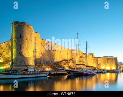 Barche in parte anteriore del castello di Kyrenia (Girne Kalesi) di notte, Kyrenia (Girne), Kyrenia (Girne) Distretto, Cipro (parte settentrionale di Cipro). Foto Stock