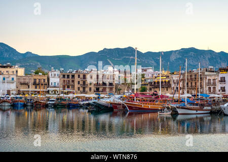 Kyrenia porto al tramonto, Kyrenia (Girne), Kyrenia (Girne) Distretto, Cipro (parte settentrionale di Cipro). Foto Stock