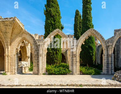Chiostro di Bellapais Abbey, resti di un monastero costruito dai Canonici Regolari nel XIII secolo, Beylerbeyi, Kyrenia (Girne) Distretto, Cipro (settentrionale Foto Stock