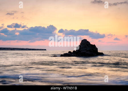 Laura spiaggia al tramonto, vicino Peyia (Pegeia), distretto di Paphos, Cipro Foto Stock