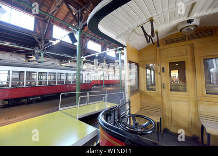 Vienna, Austria. Undicesimo Sep, 2019. I tram sono visualizzate in Remise-Transport Museo di linee di Vienna a Vienna il 7 settembre 11, 2019. Creato nel 2014, il Museo Remise-Transport di linee di Vienna mostra storica e moderna i tram e gli altri veicoli e offre ai visitatori un viaggio attraverso 150 anni di trasporto pubblico nella storia con linee di Vienna. Credito: Guo Chen/Xinhua/Alamy Live News Foto Stock