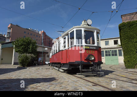 Vienna, Austria. Undicesimo Sep, 2019. Una fermata del tram è visualizzato in Remise-Transport Museo di linee di Vienna a Vienna il 7 settembre 11, 2019. Creato nel 2014, il Museo Remise-Transport di linee di Vienna mostra storica e moderna i tram e gli altri veicoli e offre ai visitatori un viaggio attraverso 150 anni di trasporto pubblico nella storia con linee di Vienna. Credito: Guo Chen/Xinhua/Alamy Live News Foto Stock