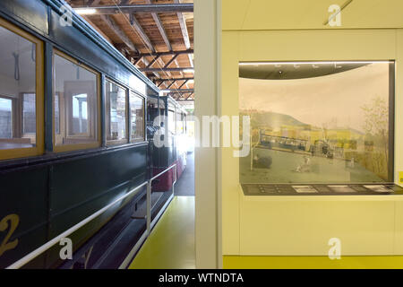 Vienna, Austria. Undicesimo Sep, 2019. I tram sono visualizzate in Remise-Transport Museo di linee di Vienna a Vienna il 7 settembre 11, 2019. Creato nel 2014, il Museo Remise-Transport di linee di Vienna mostra storica e moderna i tram e gli altri veicoli e offre ai visitatori un viaggio attraverso 150 anni di trasporto pubblico nella storia con linee di Vienna. Credito: Guo Chen/Xinhua/Alamy Live News Foto Stock