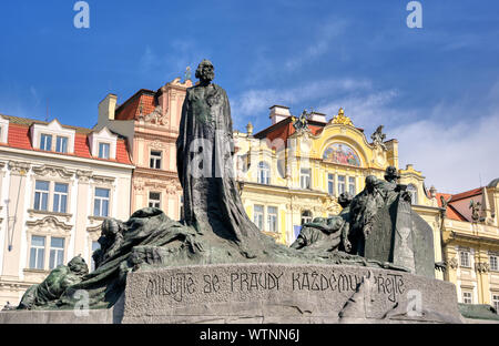 Il Jan Hus Memorial sorge in corrispondenza di una estremità della Piazza della Città Vecchia di Praga nella Repubblica Ceca. Foto Stock