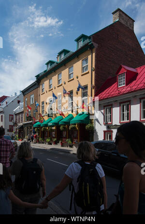 Rue Saint Louis nella Vecchia Quebec City dispone di boutique, ristoranti e alberghi. Quebec, Canada. Foto Stock