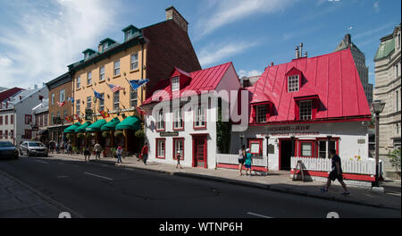 Maison Jacquet ( rosso e bianco edificio sulla destra del telaio) ora un ristorante che si chiama Aux Anciens Canadiens. Quebec, Canada. Foto Stock