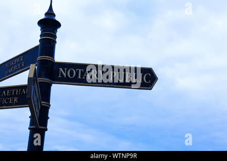 Segno di testo che mostra un notaio pubblico. Business photo testo legittimità documentazione certificazione autorizzazione contratto di cartello stradale sull'incrocio con blue Foto Stock