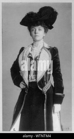 Sig.ra Alice Roosevelt Longworth, tre quarti di lunghezza verticale, in piedi con la mano destra sulla hip, indossando il cappotto e hat Foto Stock