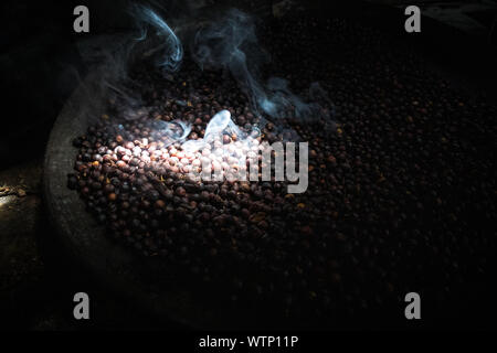 Torrefazione di caffè con la gente del posto a San Pedro La Laguna, Guatemala Foto Stock