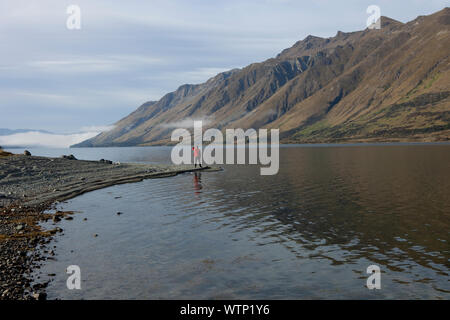 Dallas Hewett sulle coste del Nord Lago Mavora, Southland, Nuova Zelanda. Foto Stock