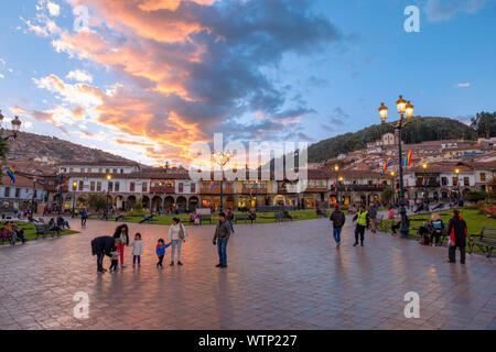 Gente del posto a Cusco Plaza de Armas durante il tramonto, nel tardo pomeriggio, Plaza de Armas Cuzco, Plaza de Armas, città di Cusco, Perù. Foto Stock