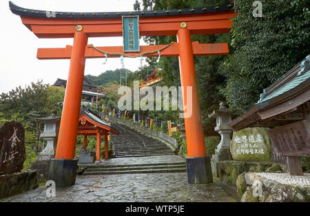 SHINGU, Giappone - 27 ottobre 2007: Il torii gate all'ingresso Kumano Hayatama Taisha. Essa segna simbolicamente la transizione dal munda Foto Stock