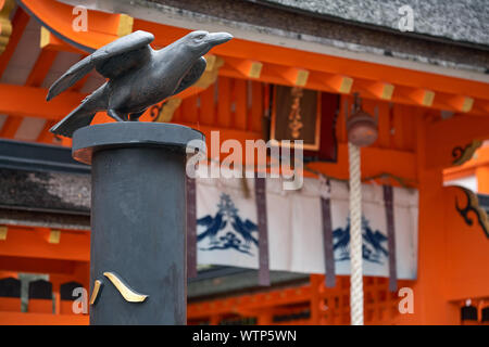 SHINGU, Giappone - 27 ottobre 2007: Statua di tre zampe Yatagarasu corvo che ha guidato l'imperatore Jimmu da Kumano alla pianura di Yamato. davanti a Kum Foto Stock