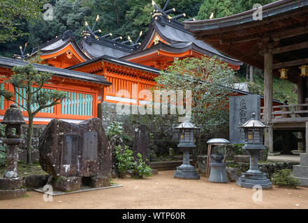 SHINGU, Giappone - 27 ottobre 2007: Le lanterne di pietra nel cortile interno di Kumano Hayatama Taisha. Shingu. Wakayama. Giappone Foto Stock