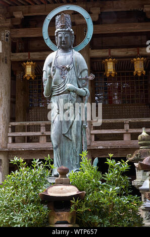 SHINGU, Giappone - 27 ottobre 2007: la statua di Buddha nella parte anteriore della sala principale di Nachisan Seiganto-ji. Wakayama Prefettura. Giappone Foto Stock