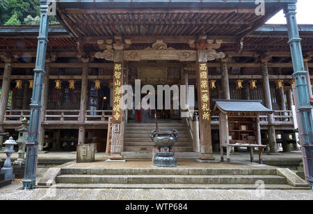 SHINGU, Giappone - 27 ottobre 2007: la sala principale di Nachisan Seiganto-ji, un tempio buddista in Wakayama Prefettura. Giappone Foto Stock