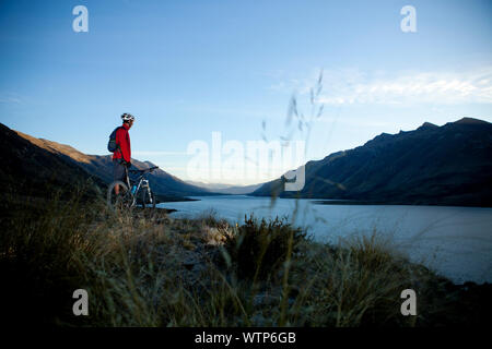 Dallas Hewett al nord del Lago Mavora guardando verso sud, Southland, Nuova Zelanda. Foto Stock