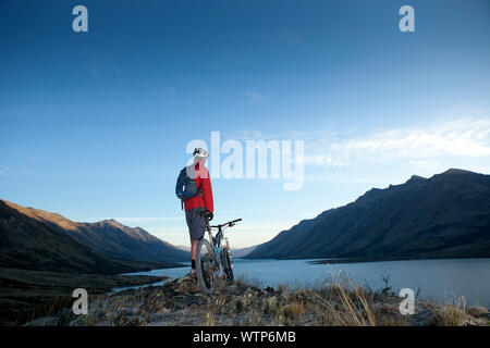 Dallas Hewett al nord del Lago Mavora guardando verso sud, Southland, Nuova Zelanda. Foto Stock