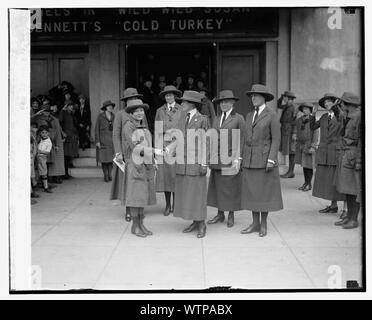 La sig.ra Coolidge e Leona Baldwin a Tivoli il teatro che mostra il American commedia film Selvaggio Susan (1925) e il film corto freddo Turchia (1925), 11/7/25 Foto Stock