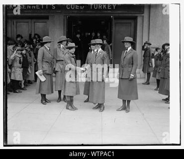 La sig.ra Coolidge e Leona Baldwin a Tivoli il teatro che mostra il American commedia film Selvaggio Susan (1925) e il film corto freddo Turchia (1925), [11/7/25] Foto Stock