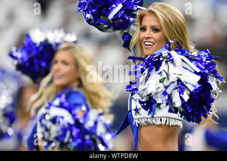 Arlington, Texas, Stati Uniti d'America. 8 Sep, 2019. Il Dallas Cowboys cheerleaders eseguire prima della prima metà del NFL partita di calcio tra New York Giants e Dallas Cowboys di AT&T Stadium di Arlington, Texas. Shane Roper/Cal Sport Media/Alamy Live News Foto Stock