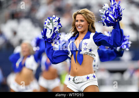 Arlington, Texas, Stati Uniti d'America. 8 Sep, 2019. Il Dallas Cowboys cheerleaders eseguire prima della prima metà del NFL partita di calcio tra New York Giants e Dallas Cowboys di AT&T Stadium di Arlington, Texas. Shane Roper/Cal Sport Media/Alamy Live News Foto Stock
