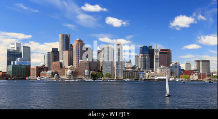 Skyline di Boston con barca a vela in primo piano, Massachusetts, STATI UNITI D'AMERICA Foto Stock