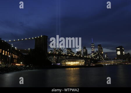 WTC omaggio di luci di New York il 11 settembre 2019. Foto Stock