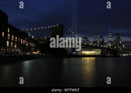 WTC omaggio di luci di New York il 11 settembre 2019. Foto Stock