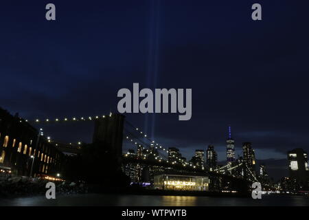 WTC omaggio di luci di New York il 11 settembre 2019. Foto Stock