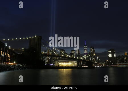 WTC omaggio di luci di New York il 11 settembre 2019. Foto Stock
