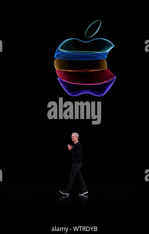 (190912) -- PECHINO, Sett. 12, 2019 (Xinhua) -- Apple CEO Tim Cook parla durante il lancio di un prodotto evento in Apple presso la sede centrale in California, Stati Uniti, Sett. 10, 2019. Apple Inc. ha annunciato una nuova linea di Iphone, inclusi iPhone 11 e Pro, IPAD Apple Guarda serie 5 e altri prodotti e servizi presso i suoi principali rientrano evento nel Nord della California martedì. (Handout via Xinhua) Foto Stock