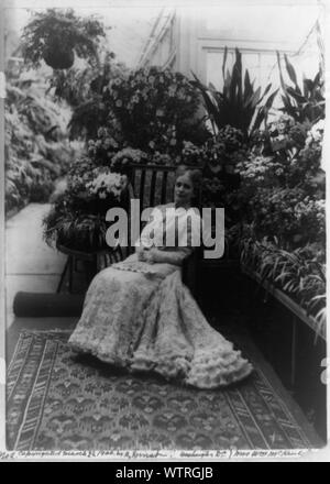 La sig.ra Ida Saxton McKinley, ritratto a figura intera, seduto, rivolto a sinistra; in giardino(?) Foto Stock