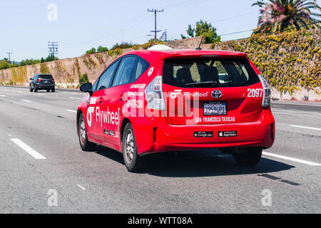 1 settembre 2019 Redwood City / CA / STATI UNITI D'AMERICA - Taxi volano la guida su autostrada in San Francisco Bay Area; Foto Stock