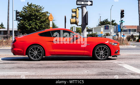 1 settembre 2019 Sunnyvale / CA / STATI UNITI D'AMERICA - colore arancio Ford Mustang vista laterale Foto Stock