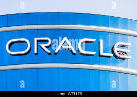 Agosto 1, 2019 Redwood City / CA / STATI UNITI D'AMERICA - Oracle logo presso la loro sede nella Silicon Valley; Oracle Corporation è una multinazionale computer technology company Foto Stock