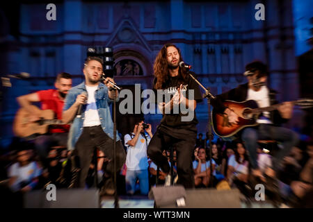 Bologna, Italia. Decimo Sep, 2019. Animali veloci e lenti i bambini, spesso abbreviato come FASK, sono un'alternativa italiana rock band formata a Perugia nel 2008. Il 10 settembre hanno suonato in Piazza Maggiore a Bologna per un grande evento gratuito, la premiere del Tuttomoltobello festival che sarà inoltre tenuto a Bologna nel "Parco del Dopolavoro Ferroviario' 11, 12, 13 settembre. (Foto di Luigi Rizzo/Pacific Stampa) Credito: Pacific Press Agency/Alamy Live News Foto Stock