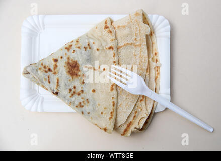 Berlino. Decimo Sep, 2019. Foto scattata il 7 settembre 10, 2019 mostra un pezzo di crêpe in una fase di stallo a Berlino, capitale della Germania. Sebbene nata in Francia, crêpe è stato uno dei più famosi stuzzichini in Germania. Credito: Shan Yuqi/Xinhua/Alamy Live News Foto Stock