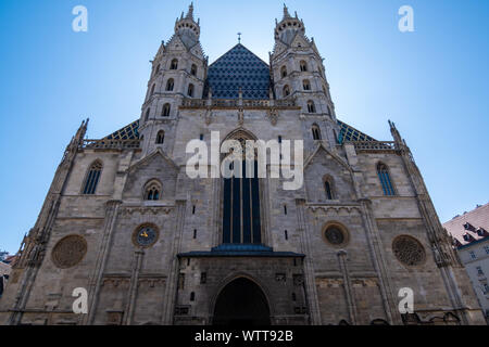 VIENNA, Austria - 15 agosto 2019: la Cattedrale di Santo Stefano, torri romaniche sulla facciata ovest, con il gigante della porta Foto Stock